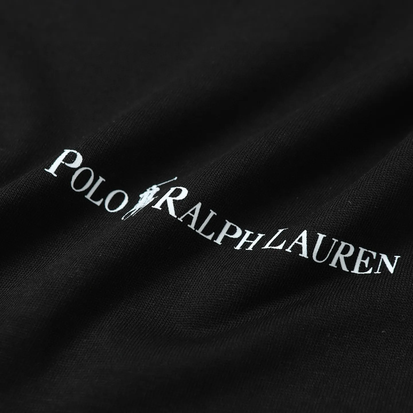P126 Style number: 505 Ralph Lauren/Ralph Lauren 25ss new summer silicone Polo embossed round neck T-shirt. The main logo on the neck has a QR code mark, which can be scanned for verification. The 3D silicone three-dimensional English letter logo is embossed to distinguish low-quality products on the market. 32 counts, 240g hydrophilic toner, 100% cotton fabric, comfortable and soft, highly breathable, focusing on high-end cost-effectiveness, needless to say good quality. Available in a variety of colors, both boys and girls can try this genderless style, giving them a yuppie tone in no time. Immerse yourself in your leisurely style, and have your own style in retro. Natural, vivid and very French romantic feelings, perfectly integrating youthful atmosphere and trend. Color: white, black, navy blue, dark green Size: S-xL S Shoulder width 44 Bust 104 Sleeve length 23 Clothing length 72 M Shoulder width 45 Bust 108 Sleeve length 24 Clothing length 74 L Shoulder width 46 Bust 112 Sleeve length 25 Clothing length 76 xL Shoulder width 47 Bust 116 Sleeve length 26 Clothing length 78